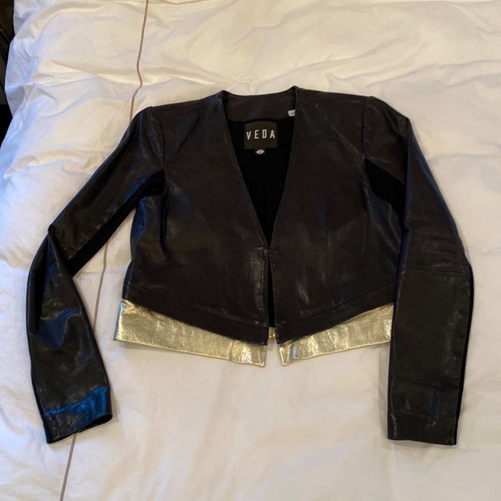 Veda 100% leather convertible black and gold jacket. Size Large